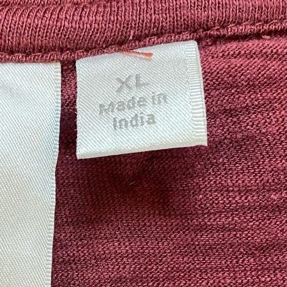 Lauren Conrad Size XL Maroon Short Sleeve Shirt with a Design with Black Beads - Picture 16 of 16